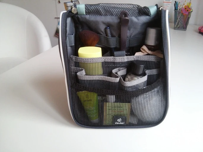 felakasztható kozmetikai táska rekeszekkel Deuter Wash Center
