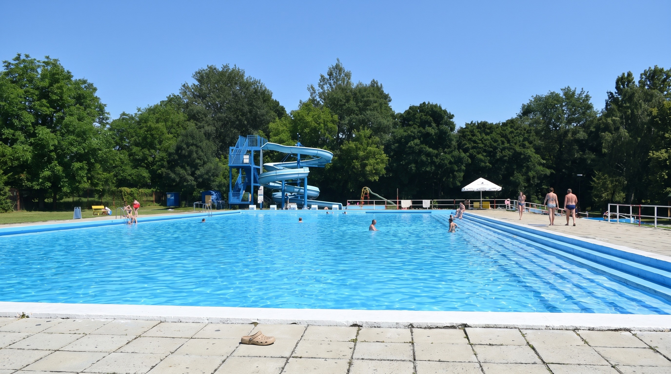 Medence csúszdával a Camp Strážnice-ben